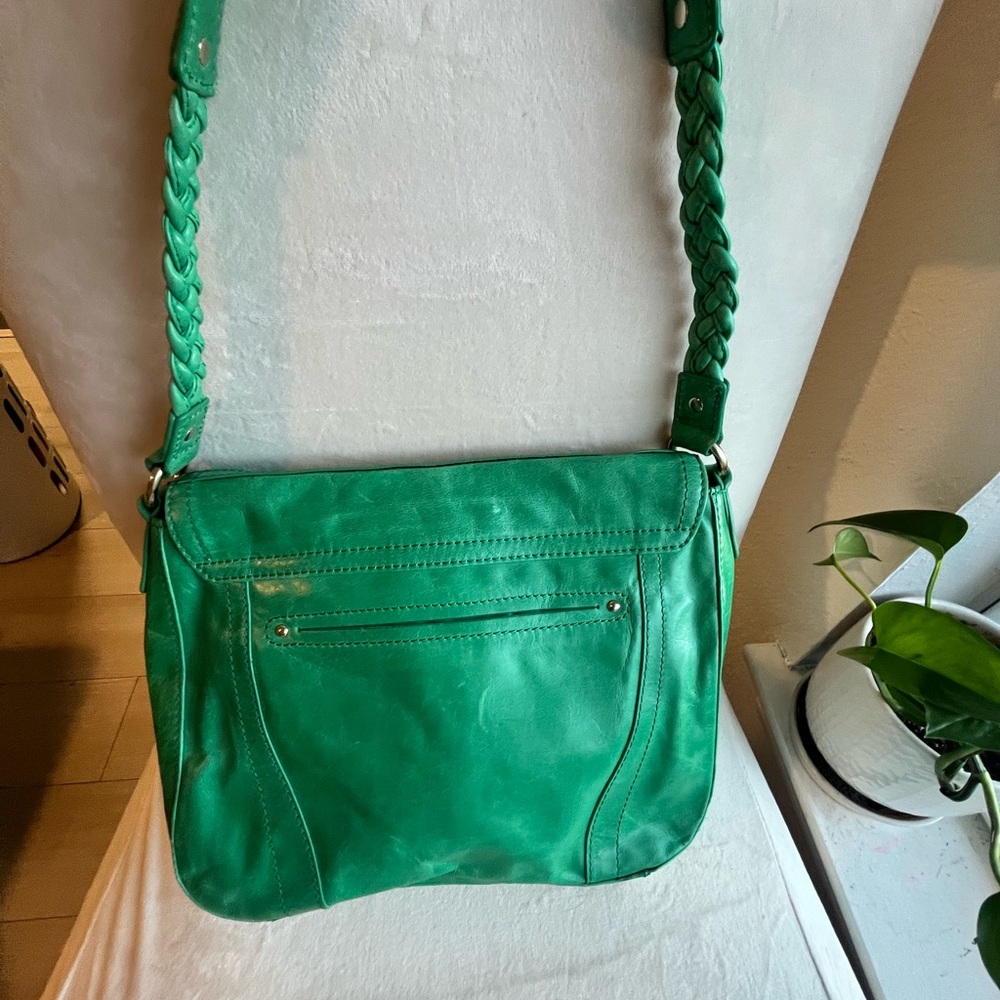 B. Makowski Karlie Glazed Leather Crossbody Adjust Strap Green NWT - Picture 3 of 6